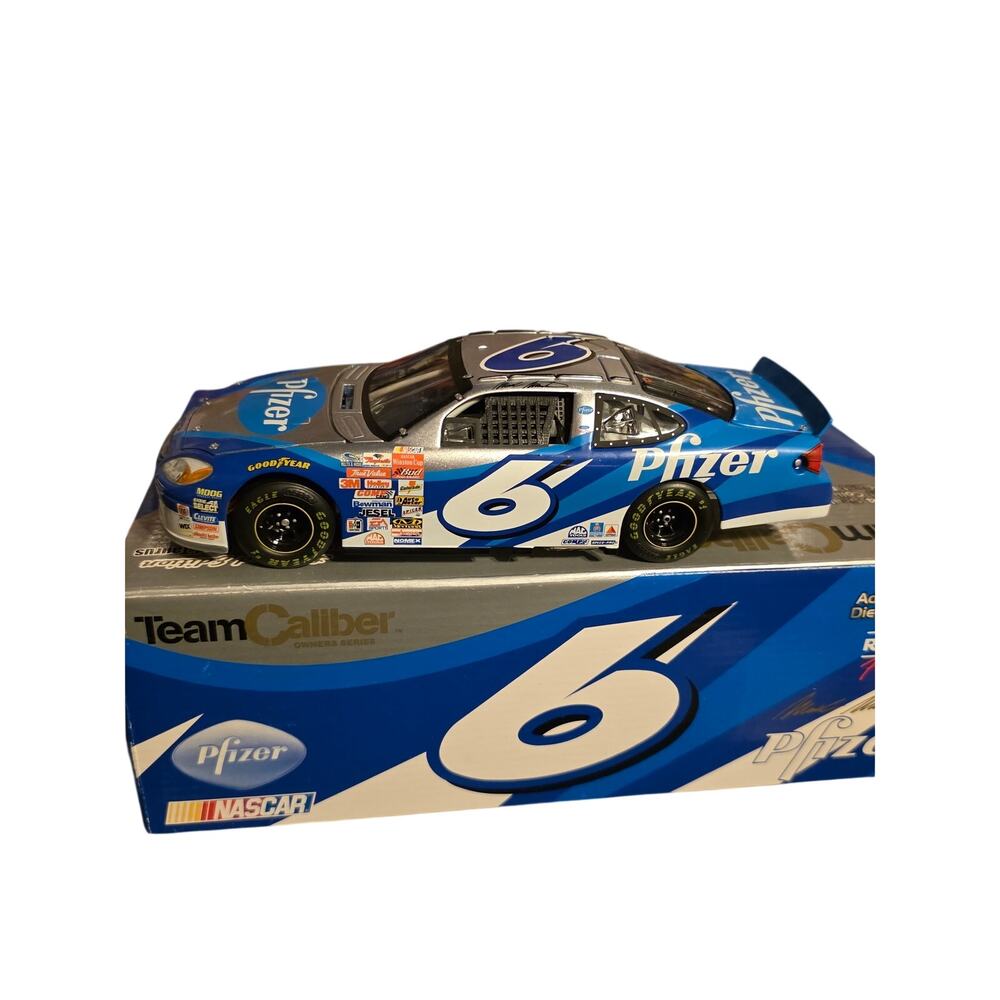 Mark Martin #6 Pfizer 2001 Ford Taurus Team Caliber Owners Series 1:24 Nascar